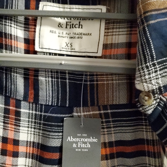 NWT Abercombie & Fitch Plaid botton up shirt size xs small - Picture 2 of 6